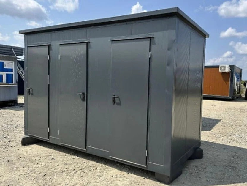 Sanitärcontainer mit 3 Kabinen (Toilette, Urinal + Warmwasserbereiter, Dusche)