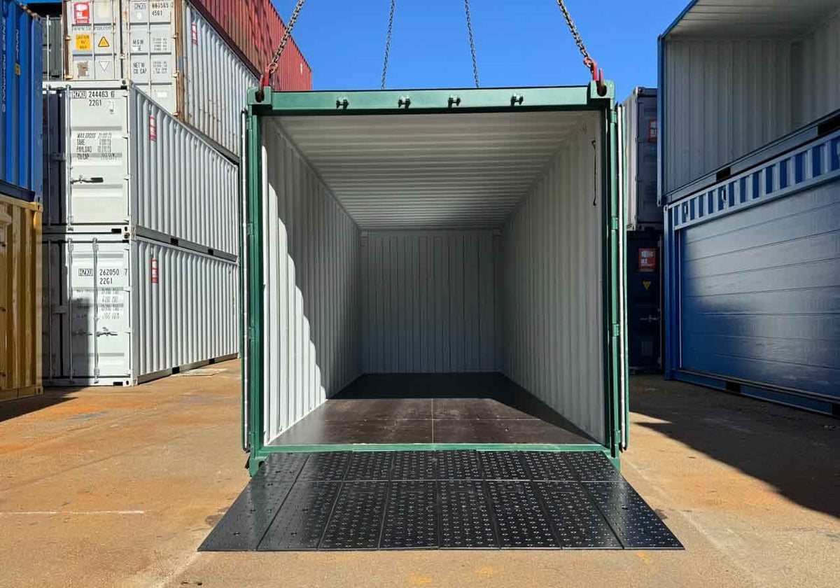 Zugangsrampe aus gehärtetem Gummi, die sich über die gesamte Breite des Containers erstreckt