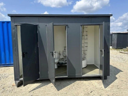 Sanitärcontainer mit 3 Kabinen (Toilette, Urinal + Warmwasserbereiter, Dusche)