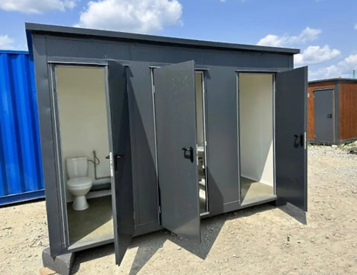 Sanitärcontainer mit 3 Kabinen (Toilette, Urinal + Warmwasserbereiter, Dusche)