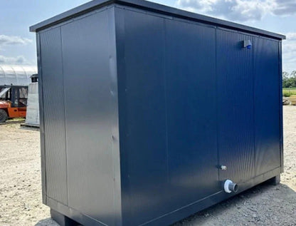 Sanitärcontainer mit 3 Kabinen (Toilette, Urinal + Warmwasserbereiter, Dusche)